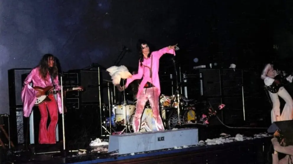 306401-alice-cooper-gallina-2